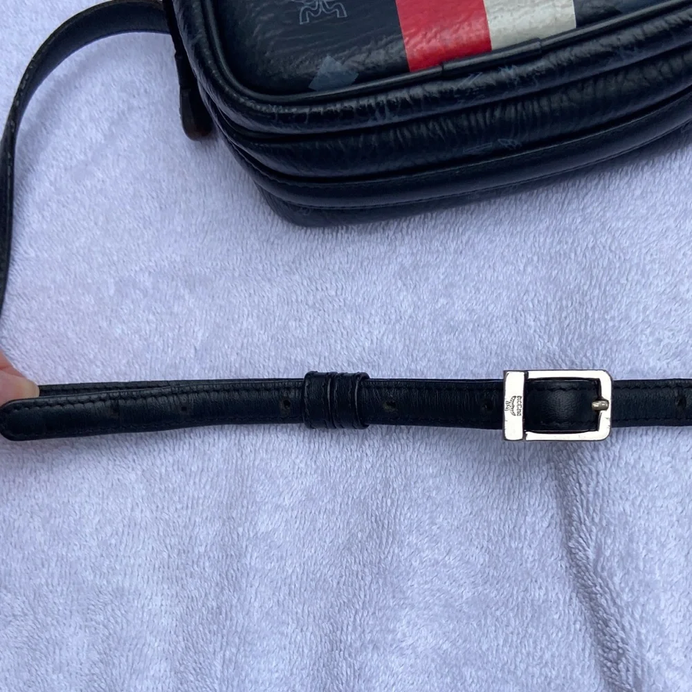 MCM Visetos "Lion 1976 Theme"
Crossbody Bag - Picture 13 of 13